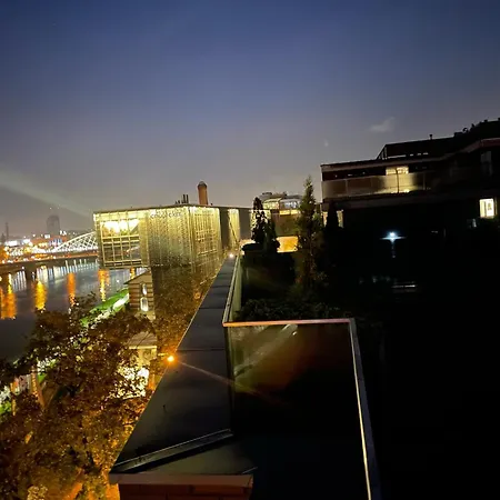 Royal Oak - 3bd 2ba With Parking And River View شقة *