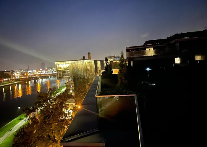 Royal Oak - 3bd 2ba With Parking And River View شقة *